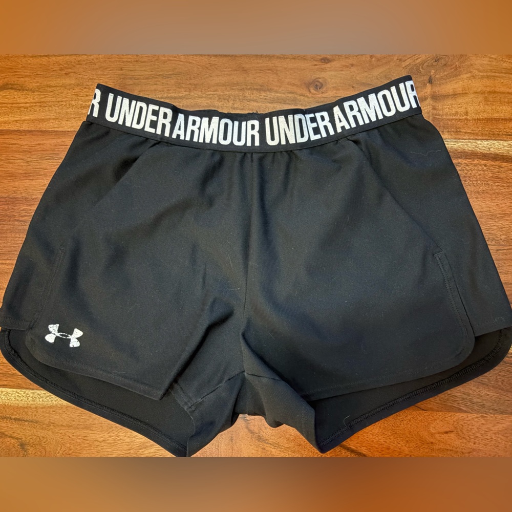Under Armour Women's Black Shorts size small with pockets
